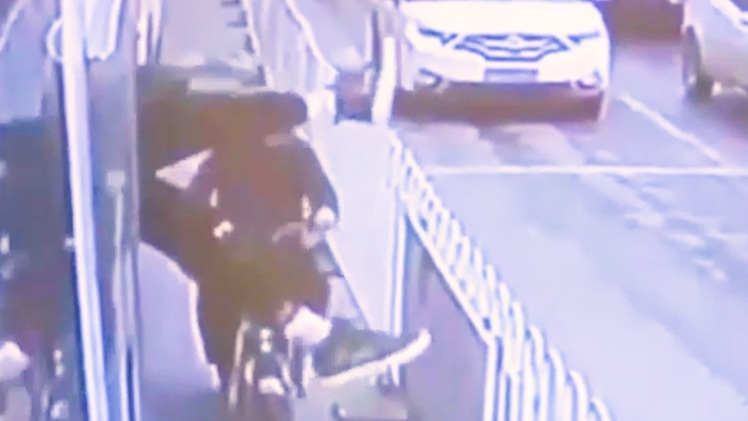 Video: Trộm bị bắt quả tang 'phi thân' qua cửa sổ xe buýt để thoát thân