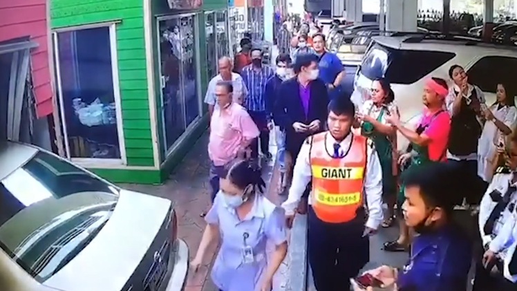 Video: Cụ ông 70 tuổi đạp nhầm chân ga, lao xe vào cửa hàng