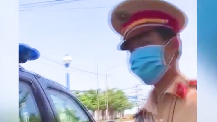 Video: Tạm đình chỉ 2 lãnh đạo Đội CSGT được nhắc đến trong clip ‘xe gửi sếp’ ở Đồng Nai