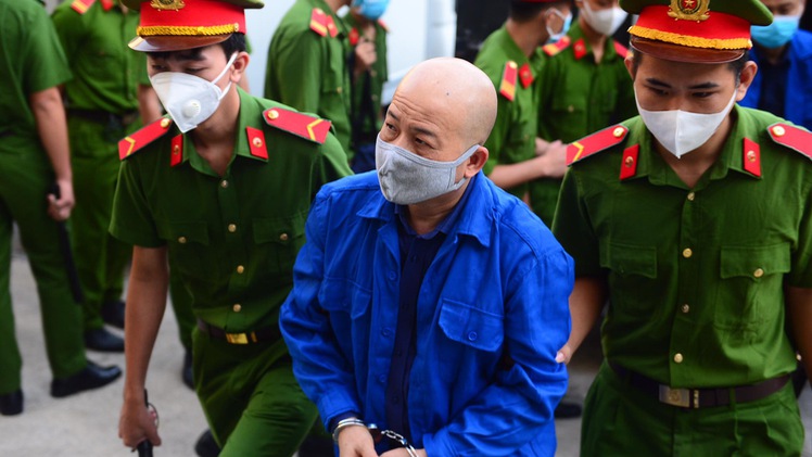 Video: Ông Đinh La Thăng, Út 'trọc' được dẫn giải tới phiên tòa liên quan đến sai phạm tại cao tốc TP.HCM - Trung Lương