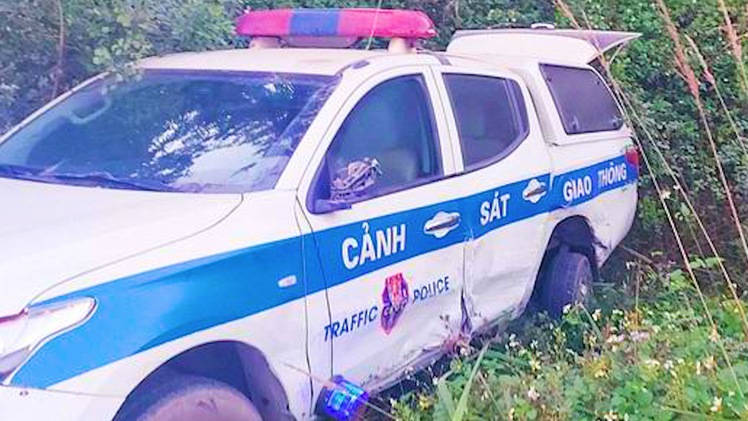 Video: Tài xế say rượu tông văng xe tuần tra của cảnh sát giao thông ở Hòa Bình
