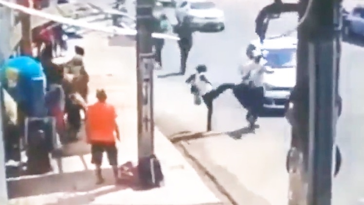 Video: Người phụ nữ tung cú đá hạ gục tên cướp trên đường phố
