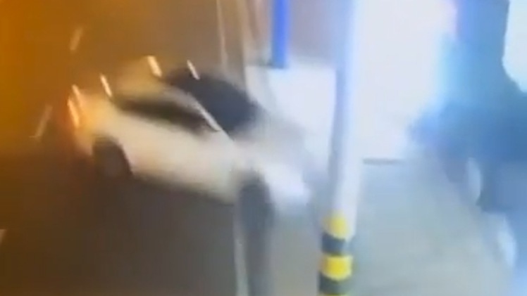 Video: Ô tô gãy đôi khi tông cột điện, 5 người thương vong