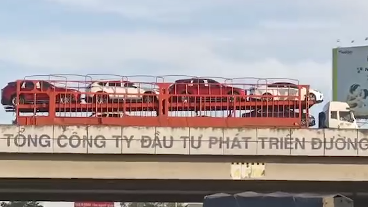 Video: Xe đầu kéo chở 8 ôtô bất chấp nguy hiểm đi lùi trên cao tốc