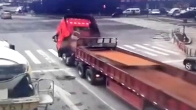Video: Xe tải bị tấm thép cắt rời cabin vì phanh gấp