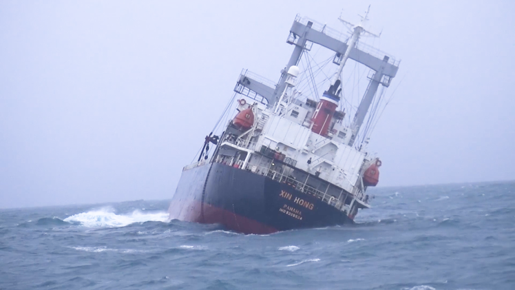 Video: Nghẹt thở cứu 11 thuyền viên tàu chở 8.000 tấn đất sét bị chìm gần đảo Phú Quý