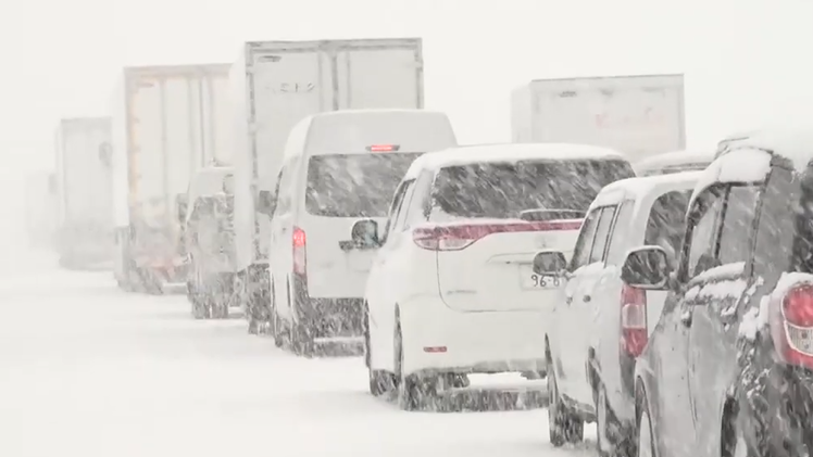 Video: Tuyết rơi dày, cả ngàn ôtô không thể di chuyển