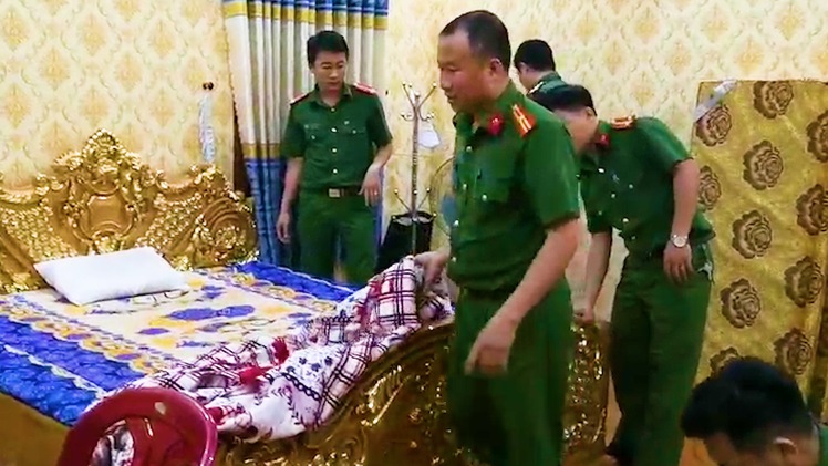 Video: Bắt hai cha con đại gia có biệt thự dát vàng ở Bà Rịa - Vũng Tàu vì 'cho vay nặng lãi'