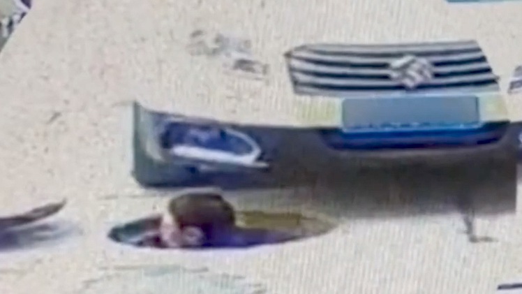 Video: Nam công nhân thò đầu lên từ miệng cống bị... ôtô cán trọng thương