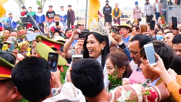 Video: Đông đảo người dân xứ Thanh đón hoa hậu Đỗ Thị Hà