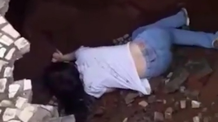 Video: Cô gái bị hố 'tử thần nuốt chửng' khi đang đi bộ trên đường