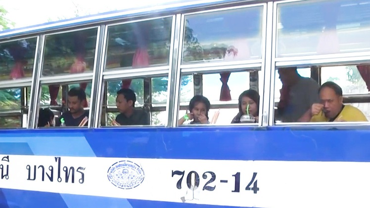 Video: Tài xế thất nghiệp vì COVID-19 đã biến xe buýt thành quán mì hút khách