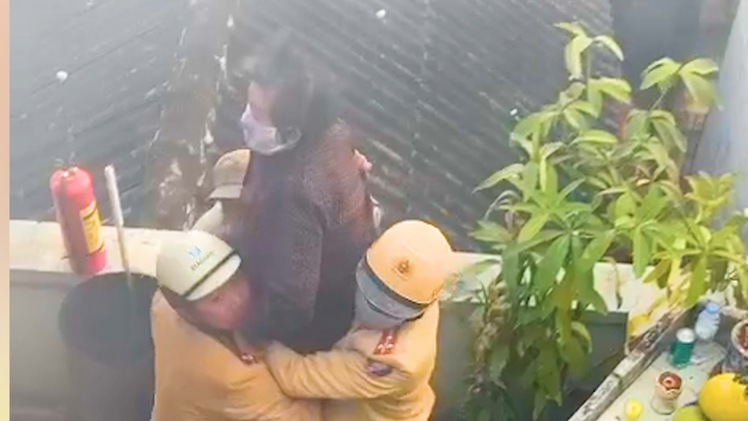 Video: Cảnh sát giao thông Hải Phòng leo lầu cứu bà cụ 83 tuổi mắc kẹt trong căn nhà đang cháy