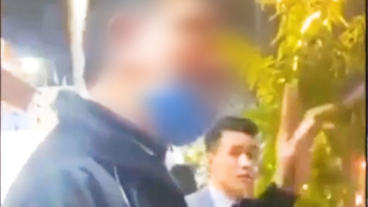 Video: Chở nhầm địa chỉ, tài xế xe công nghệ bị 2 cô gái đánh bầm dập ở Hà Nội