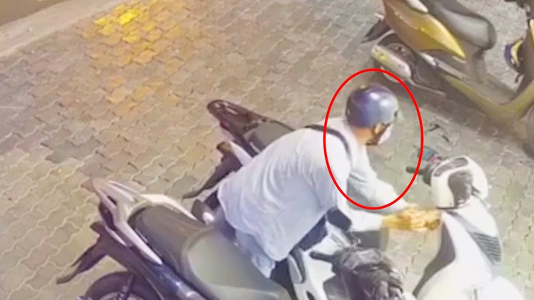 Video: Trộm bẻ khóa lấy đi xe SH chỉ trong 15s ở TP.HCM