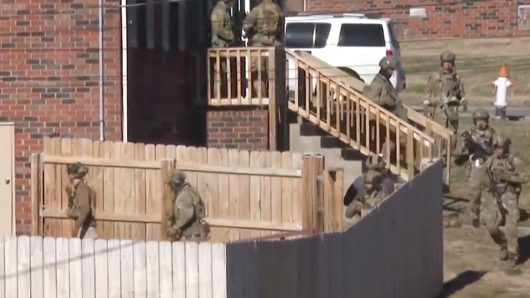 Video: FBI lục soát nhà của đối tượng tình nghi gây nổ kinh hoàng ở Mỹ