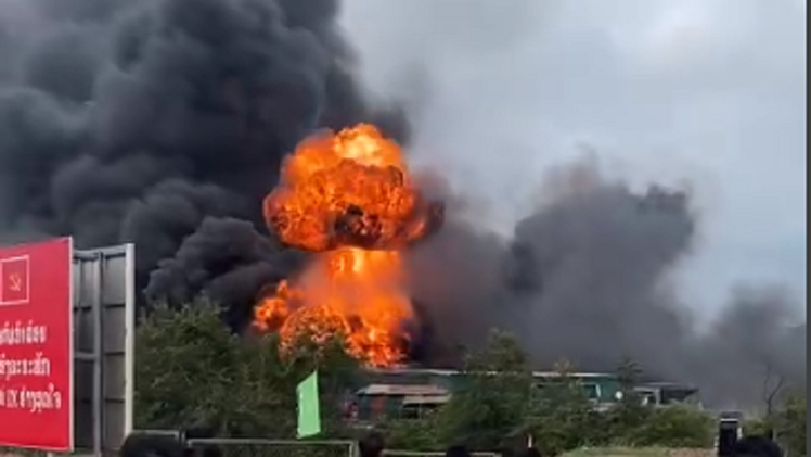 Video: Nổ xe chở pháo gần cửa khẩu quốc tế Lao Bảo, 2 người chết, nhiều người bị thương