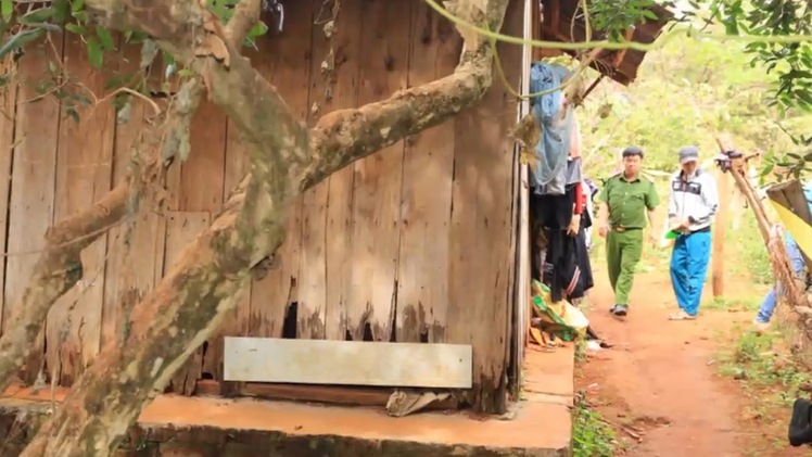 Video: Điều tra vụ cha cho 3 con nhỏ cùng uống thuốc diệt cỏ ở Bình Phước