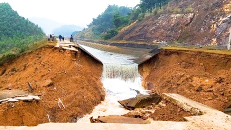 Video: Kênh thủy lợi ngàn tỉ ở Thanh Hóa bị vỡ giữa mùa khô