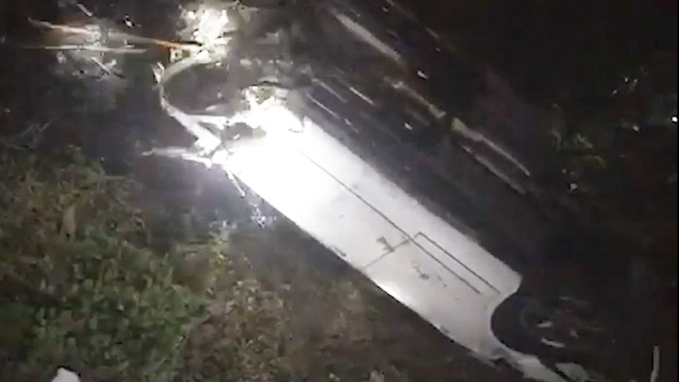 Video: Ô tô Mercedes lao xuống kênh trong đêm, tài xế chết ngạt trong xe