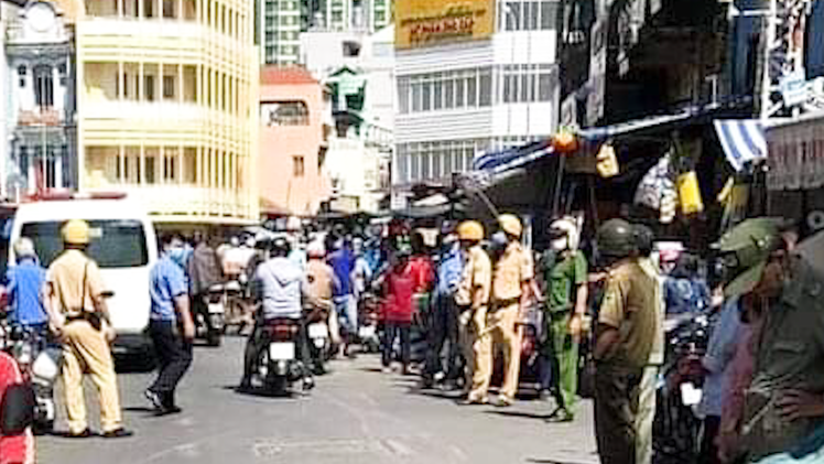 Video: Nữ trưởng ban quản lý chợ Kim Biên bị bảo vệ đâm chết