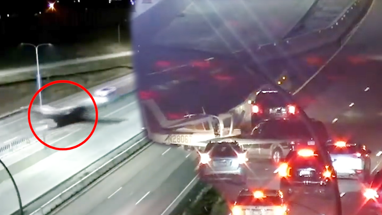 Video: Máy bay hạ cánh khẩn cấp xuống đường cao tốc, đâm vào ôtô