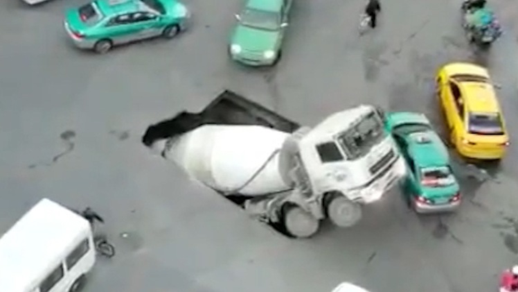 Video: Hố 'tử thần' suýt nuốt chửng xe trộn bê tông