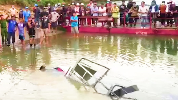 Video: Xe tải khi lên phà qua sông Đồng Nai thì bị rơi xuống sông