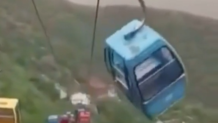 Video: Cabin cáp treo lắc lư trong gió khiến nhiều người hoảng sợ