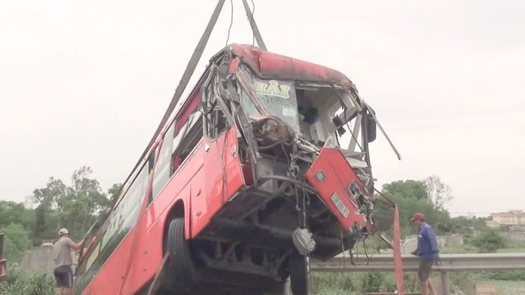 Video: Xe đầu kéo và 2 xe khách đâm nhau, 7 người cấp cứu