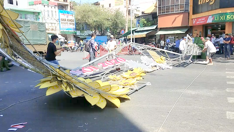 Video: Sập cổng chào nặng hàng trăm kg, 2 người nhập viện