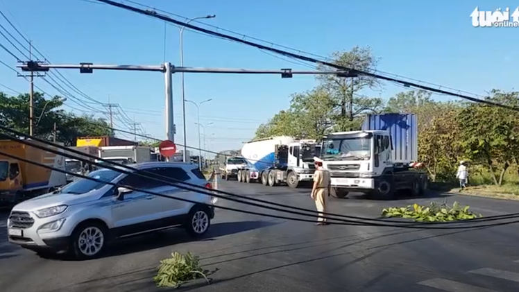 Video: Đường dây điện ngã chắn ngang đường, giao thông tê liệt nhiều giờ