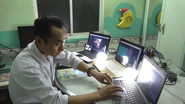 Thầy giáo mở lớp dạy trực tuyến trong mùa dịch corona