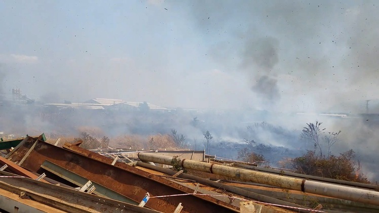 Cháy bãi cỏ hàng chục hecta trong khu công nghiệp, công nhân nháo nhào dập lửa