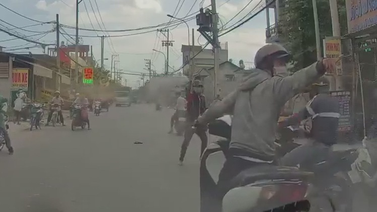 Video: Băng cướp táo tợn dùng bình xịt hơi cay tấn công người đi đường