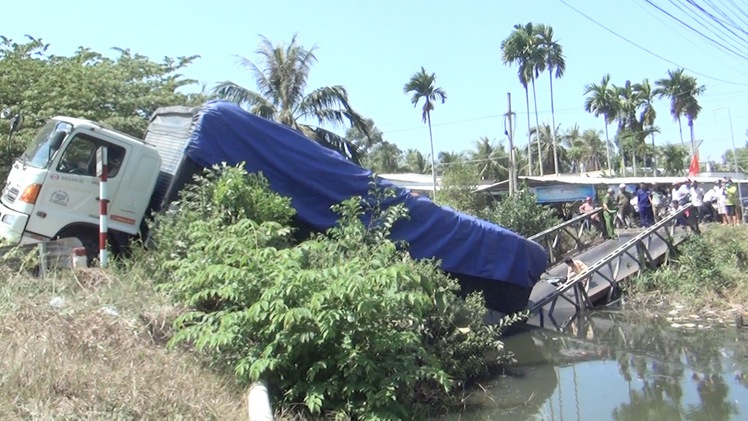 Video: Cầu sập vì xe tải 24 tấn chạy qua cầu 8 tấn