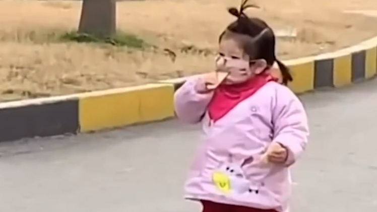 Video: Khoảnh khắc đáng yêu của bé gái ăn bánh qua lớp khẩu trang ở Trung Quốc