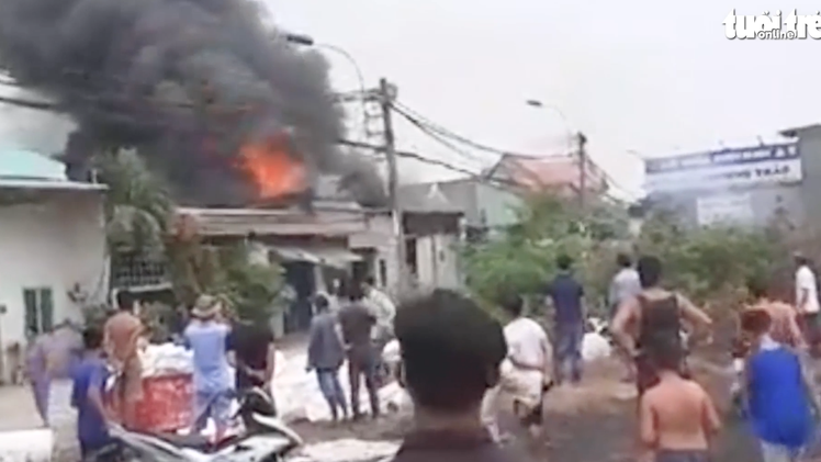 Video: Nhà chứa nệm mút bốc cháy ngùn ngụt giữa trưa