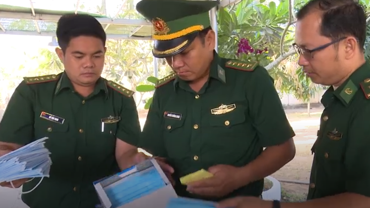 Video: Bắt một ghe gỗ vận chuyển hơn 50.000 khẩu trang khu vực biên giới Việt Nam - Campuchia
