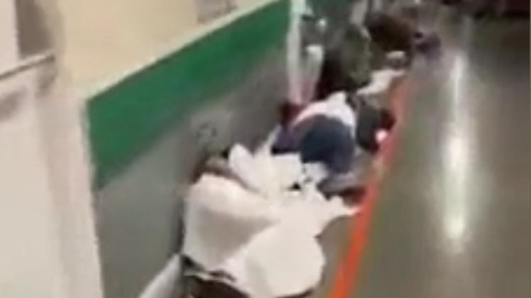 Video: Bệnh nhân nằm la liệt tại hành lang bệnh viện ở Tây Ban Nha