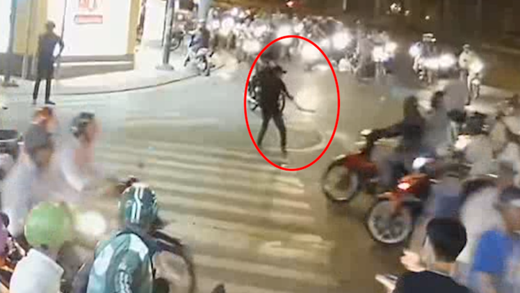 Video: Thanh niên 'ngáo đá' cầm rìu đứng giữa ngã tư đường đòi chém người