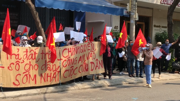 Video: Hàng chục người dân vây công ty bất động sản để đòi đất và sổ đỏ