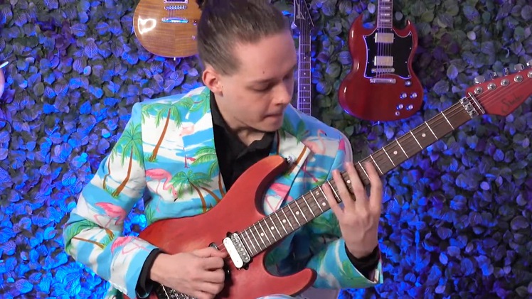 Video: Nghệ sĩ guitar người Đức thể hiện ca khúc Ghen cô Vy