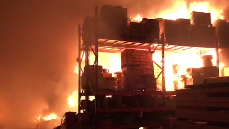 Video: Xưởng gỗ trong khu công nghiệp Cát Lái bốc cháy dữ dội