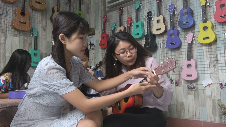 Độc đáo cách giải trí lành mạnh với đàn Ukulele nhỏ xinh