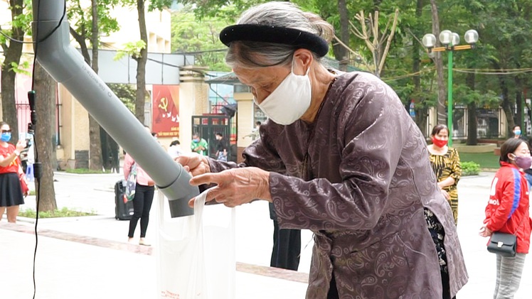 Video: Người nghèo mừng vì cây 'ATM gạo' có mặt ở Hà Nội