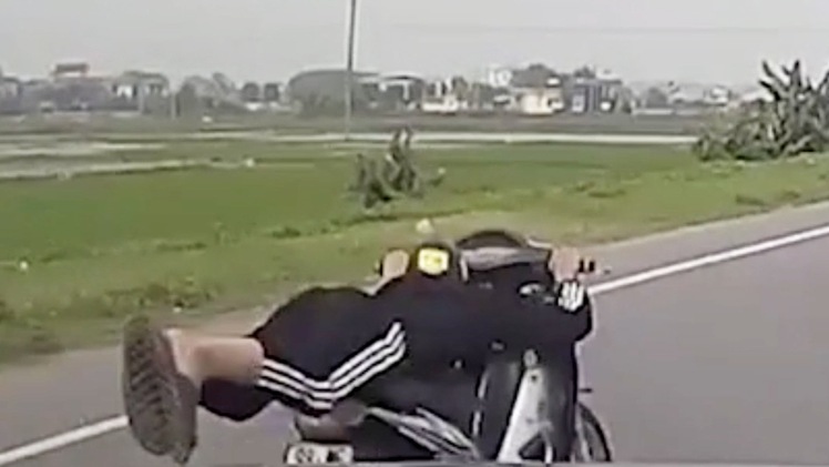 Video: Thanh niên nằm úp trên xe máy chạy với tốc độ cao