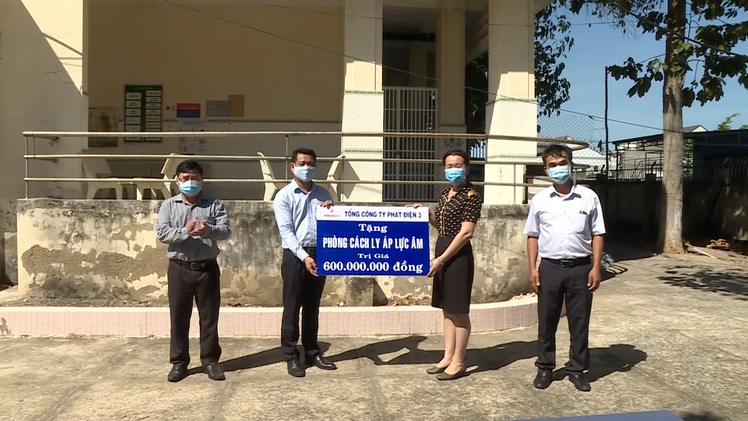 EVNGENCO 3 trao tặng phòng cách ly áp lực âm cho tỉnh Bình Thuận