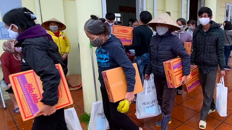 Hàng trăm phần quà tặng người trồng hoa bị ảnh hưởng vì dịch COVID-19 ở Hà Nội