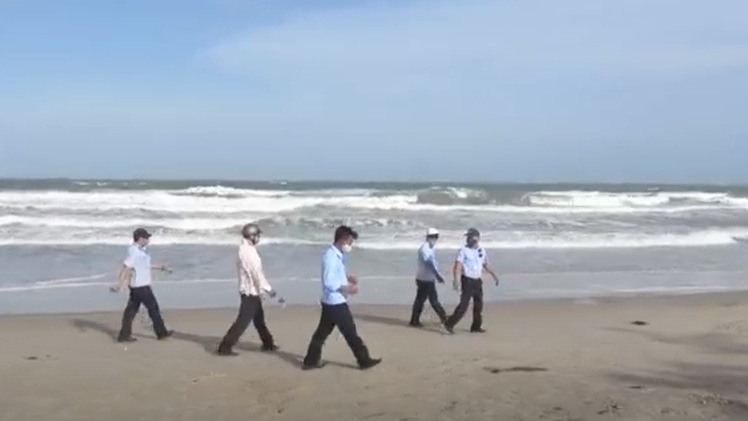 Video: Nhiều người bất chấp biển cấm vượt rào xuống biển Vũng Tàu tắm